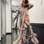 Zahara Instagram - Amo a esta mujer muy fuerte. Amo su manera de cantar, de estar en el escenario, de pensar, de expresarse… He aprendido mucho en este tiempo en el que la estoy conociendo y su confianza en mí me ha llevado a llevar aún más lejos mi música y quien soy. Cuando cantó Sansa conmigo la primera vez, en el estudio, ya me era imposible contener las lágrimas y, el otro día, en su concierto en Madrid, volvió a conmoverme como entonces. Tiene esa cosa única dentro del cuerpo que cuando canta toca todas las fibras del mío y me hace sentir poderosa y vulnerable. Hace unos días no solo tuve el privilegio de cantar nuestra Sansa juntas sino que pude disfrutar de su concierto, de su luz en el escenario y una de las cosas que más me emocionó fue poder escuchar en directo esas canciones que hicimos, junto a Martí, hace unos meses. Para mí ha sido muy fuerte formar parte de Ultrabelleza, saber que algunas de sus canciones son un poco mías. Escuchar algo en lo que he participado, interpretado con tanto amor y con tanto talento y cuidado, me emocionó hasta desbordárseme los lagrimones por la cara. Qué suerte compartir la vida con Maria José, qué bonita Laura que nos cuida, qué ilusión reencontrarme con Sosa que sigue tan precioso como siempre y conocer a Julio. Qué lujo tener siempre a Guille atento a todo, sosteniéndome. Gracias infinitas por aquella noche. Gracias, Maria José, por prestarme tu escenario y a tu público. Gracias por cuidarme y tratarme con tanto respeto y cariño y siempre. Te quiero mucho. Y gracias a Estela por descubrirme a Duarte y así poder llevar precioso vestido que era una fantasía y no podía ser más ideal para una noche tan bonita. Las fotos y vídeos son de @william_warrior, menos la primera que es del @festivalestrellas