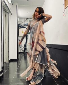 Zahara Instagram - Amo a esta mujer muy fuerte. Amo su manera de cantar, de estar en el escenario, de pensar, de expresarse… He aprendido mucho en este tiempo en el que la estoy conociendo y su confianza en mí me ha llevado a llevar aún más lejos mi música y quien soy. Cuando cantó Sansa conmigo la primera vez, en el estudio, ya me era imposible contener las lágrimas y, el otro día, en su concierto en Madrid, volvió a conmoverme como entonces. Tiene esa cosa única dentro del cuerpo que cuando canta toca todas las fibras del mío y me hace sentir poderosa y vulnerable. Hace unos días no solo tuve el privilegio de cantar nuestra Sansa juntas sino que pude disfrutar de su concierto, de su luz en el escenario y una de las cosas que más me emocionó fue poder escuchar en directo esas canciones que hicimos, junto a Martí, hace unos meses. Para mí ha sido muy fuerte formar parte de Ultrabelleza, saber que algunas de sus canciones son un poco mías. Escuchar algo en lo que he participado, interpretado con tanto amor y con tanto talento y cuidado, me emocionó hasta desbordárseme los lagrimones por la cara. Qué suerte compartir la vida con Maria José, qué bonita Laura que nos cuida, qué ilusión reencontrarme con Sosa que sigue tan precioso como siempre y conocer a Julio. Qué lujo tener siempre a Guille atento a todo, sosteniéndome. Gracias infinitas por aquella noche. Gracias, Maria José, por prestarme tu escenario y a tu público. Gracias por cuidarme y tratarme con tanto respeto y cariño y siempre. Te quiero mucho. Y gracias a Estela por descubrirme a Duarte y así poder llevar precioso vestido que era una fantasía y no podía ser más ideal para una noche tan bonita. Las fotos y vídeos son de @william_warrior, menos la primera que es del @festivalestrellas