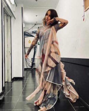 Zahara Instagram - Amo a esta mujer muy fuerte. 
Amo su manera de cantar, de estar en el escenario, de pensar, de expresarse…
He aprendido mucho en este tiempo en el que la estoy conociendo y su confianza en mí me ha llevado a llevar aún más lejos mi música y quien soy.
Cuando cantó Sansa conmigo la primera vez, en el estudio, ya me era imposible contener las lágrimas y, el otro día, en su concierto en Madrid, volvió a conmoverme como entonces.
Tiene esa cosa única dentro del cuerpo que cuando canta toca todas las fibras del mío y me hace sentir poderosa y vulnerable.

Hace unos días no solo tuve el privilegio de cantar nuestra Sansa juntas sino que pude disfrutar de su concierto, de su luz en el escenario y una de las cosas que más me emocionó fue poder escuchar en directo esas canciones que hicimos, junto a Martí, hace unos meses. Para mí ha sido muy fuerte formar parte de Ultrabelleza, saber que algunas de sus canciones son un poco mías. Escuchar algo en lo que he participado, interpretado con tanto amor y con tanto talento y cuidado, me emocionó hasta desbordárseme los lagrimones por la cara. 
Qué suerte compartir la vida con Maria José, qué bonita Laura que nos cuida, qué ilusión reencontrarme con Sosa que sigue tan precioso como siempre y conocer a Julio. Qué lujo tener siempre a Guille atento a todo, sosteniéndome. Gracias infinitas por aquella noche. Gracias, Maria José, por prestarme tu escenario y a tu público. Gracias por cuidarme y tratarme con tanto respeto y cariño y siempre. 
Te quiero mucho.
Y gracias a Estela por descubrirme a Duarte y así poder llevar precioso vestido que era una fantasía y no podía ser más ideal para una noche tan bonita.

Las fotos y vídeos son de @william_warrior, menos la primera  que es del @festivalestrellas