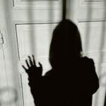 Zahara Instagram - Me resulta vergonzoso mirar lo personal cuando todo lo que hay fuera es tan doloroso. Pero al final cercamos el punto de mira y nos ponemos a nosotras en el medio, como método de supervivencia y como aspiración. Aun así, si hago el ejercicio de entenderme en medio del ruido y la violencia, el resumen sería la búsqueda de la luz y la aceptación de sus sombras, que suena a frase motivacional de taza. Luz y Sombra