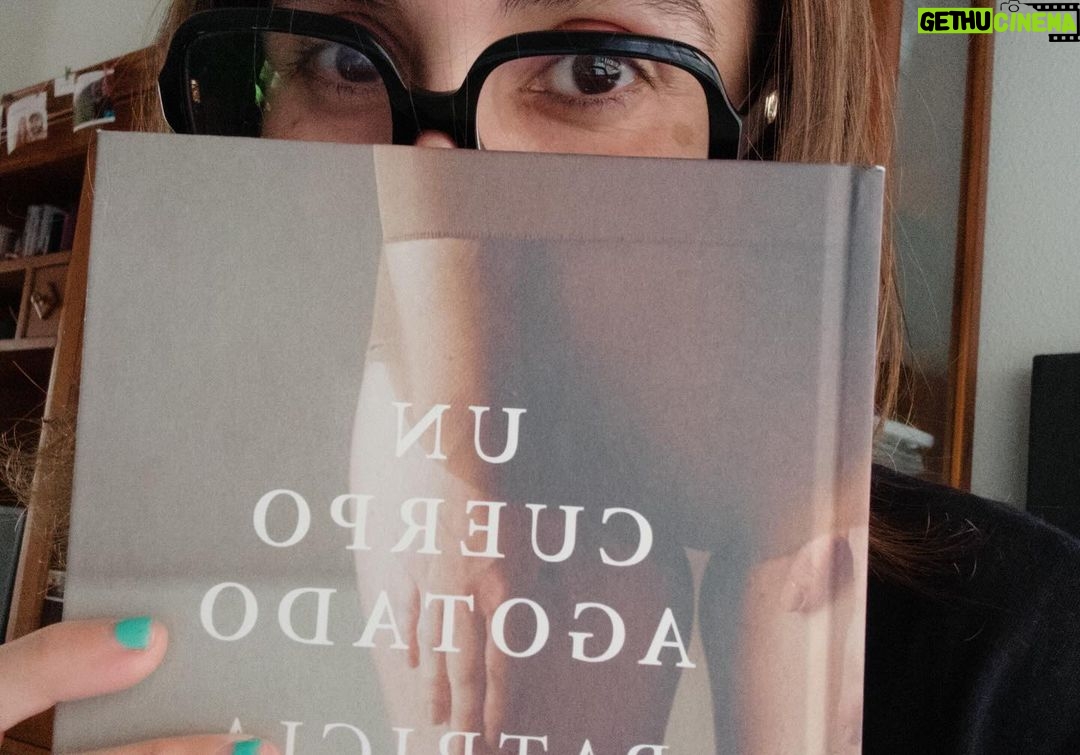 Zahara Instagram - Me ha llegado el precioso libro de la Benito el día que cumple años y por supuesto yo tengo que celebrarla y hacerle un monumento, pero luego subo nuestras peores fotos porque la vida es muy cansada para estar posando todo el día y luego eligiendo, uy qué pereza. Si libro es precioso. La Benito es la mejor persona que conozco y mira que tengo cerca personas primorosísimas. Te quiero mucho amiga. ✨