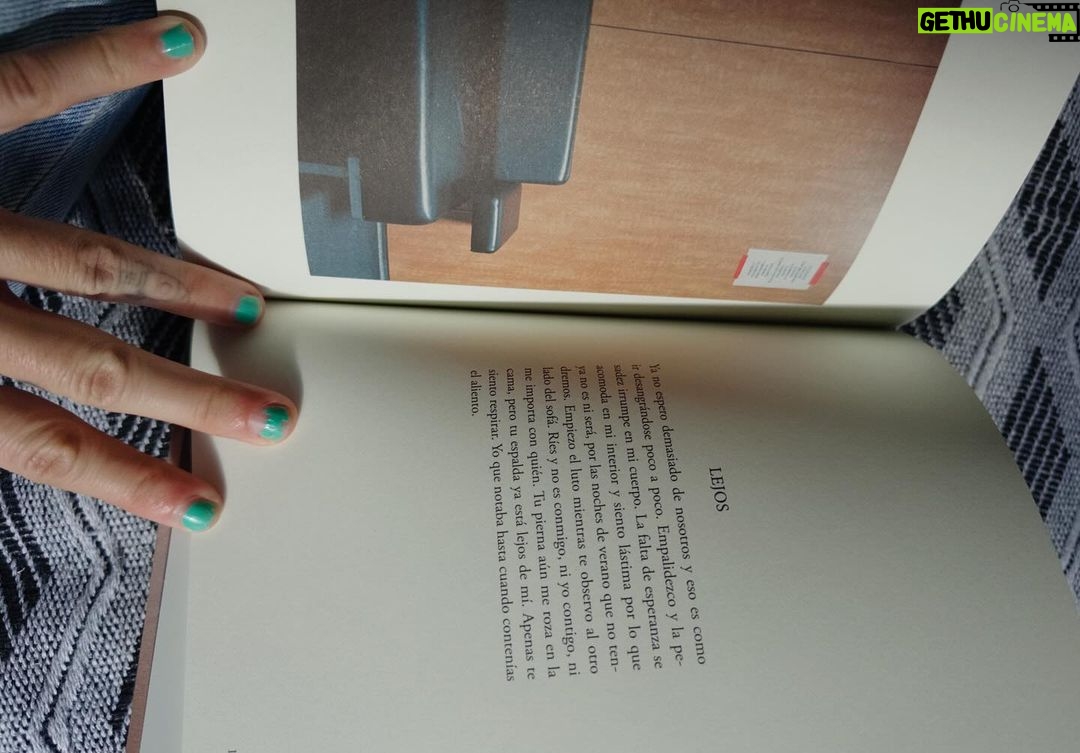Zahara Instagram - Me ha llegado el precioso libro de la Benito el día que cumple años y por supuesto yo tengo que celebrarla y hacerle un monumento, pero luego subo nuestras peores fotos porque la vida es muy cansada para estar posando todo el día y luego eligiendo, uy qué pereza. Si libro es precioso. La Benito es la mejor persona que conozco y mira que tengo cerca personas primorosísimas. Te quiero mucho amiga. ✨