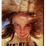 Zahara Instagram - Me resulta vergonzoso mirar lo personal cuando todo lo que hay fuera es tan doloroso. Pero al final cercamos el punto de mira y nos ponemos a nosotras en el medio, como método de supervivencia y como aspiración. Aun así, si hago el ejercicio de entenderme en medio del ruido y la violencia, el resumen sería la búsqueda de la luz y la aceptación de sus sombras, que suena a frase motivacional de taza. Luz y Sombra