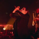 Zahara Instagram – Ayer nos hicieron estas fotos preciosas en la despedida de esta etapa en Madrid, y yo iba haciendo fotos en mi cabeza para guardármelas para siempre conmigo:

Yo derrumbándome en TAYLOR pensando, nena, que te queda todo el concierto; coge esta emoción pero no te desbordes.

El público lleno de personas de todas partes, de todas las edades, de todos los tiempos, pero con la misma entrega desde la primera a la última fila.

Cuando miré a @manuelcabezali y a @perarnauiv y supe que todo iba a salir bien.

Vuestras voces cantando por encima de la mía todo el show.

Cuando en canción política quería mantener el tipo y mostrarme seria, pero solo podía sonreír de estar viviendo el momento más flipante de mi vida.

@evantartida cantando DOLORES como si la hubiese compuesto para ella.

@labenitoescribe acompañándome al ladito del escenario.

Mis padres emocionados en el público.

El abrazo de @sergio_vufalo antes de salir. 

El abrazo con @william_warrior cuando ya nos despedimos.

La generosidad de @enrique_millanfg 

Mi familia en esta gira a la que voy a echar de menos durante este año y medio.

Cuando todos gritasteis “la puta era yo”.

Las lágrimas de @olggasuarez antes de salir.

El prohibido pasarlo mal.

Las piernas en lo alto tiradas en el escenario de la mano y gritando.

📸 @darachriss