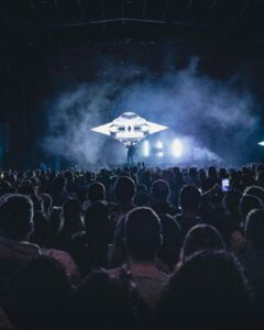 Zahara Instagram - Ayer nos hicieron estas fotos preciosas en la despedida de esta etapa en Madrid, y yo iba haciendo fotos en mi cabeza para guardármelas para siempre conmigo: Yo derrumbándome en TAYLOR pensando, nena, que te queda todo el concierto; coge esta emoción pero no te desbordes. El público lleno de personas de todas partes, de todas las edades, de todos los tiempos, pero con la misma entrega desde la primera a la última fila. Cuando miré a @manuelcabezali y a @perarnauiv y supe que todo iba a salir bien. Vuestras voces cantando por encima de la mía todo el show. Cuando en canción política quería mantener el tipo y mostrarme seria, pero solo podía sonreír de estar viviendo el momento más flipante de mi vida. @evantartida cantando DOLORES como si la hubiese compuesto para ella. @labenitoescribe acompañándome al ladito del escenario. Mis padres emocionados en el público. El abrazo de @sergio_vufalo antes de salir. El abrazo con @william_warrior cuando ya nos despedimos. La generosidad de @enrique_millanfg Mi familia en esta gira a la que voy a echar de menos durante este año y medio. Cuando todos gritasteis “la puta era yo”. Las lágrimas de @olggasuarez antes de salir. El prohibido pasarlo mal. Las piernas en lo alto tiradas en el escenario de la mano y gritando. 📸 @darachriss