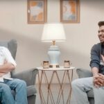 Zakir Khan Instagram - Peechle kuch mahino mein mai 2 bar @kapilsharma bhai se mila Aur ek shabd jo inn mulaaqaaton me bar bar mere zehen mein aaya woh tha “Riyaaz”. 10 saal lagatar ek show karna, aur bade bade logon se barabari ka qad rakhna aur mere jaise apne se chote logon ka bhi hath pakad kar barabar betha lene ke liye khud ke kaam par bahut saara riyaaz lagta hai. Aur sabse sunder laga inki mummy ka lagatar inke set par rehna. Yeh kaisa jadoo hai na? ki koi kahin bhi raha ho, kisi bhi jagah se aata ho. Par Maa hum sabki ek si kaise ho jaati hai. Peechle dino inki flim ke promotion wala video shoot ke baad inka mere mummy papa se milna mujhe humesha yaad rahega. Belated happy birthday @kapilsharma bhai