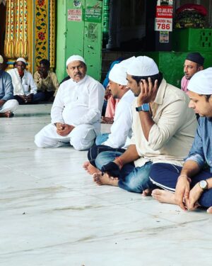 Zakir Khan Instagram - Mujhe Ajmer jaana tha show karne, sabne poocha dargah jaoge? 

Pata nahi kyun maine sabko jawab na mein hi diya. Show khatam karte hi Aachanak dil mein aane laga ki mujhe jaana hai. 

Maine suna tha ki aisi jagahon par khud nahi jaate ho, balki woh aapko bulate hain. 

Maine yeh hote hue dekha kal.