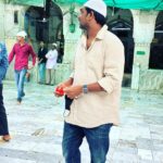 Zakir Khan Instagram - Mujhe Ajmer jaana tha show karne, sabne poocha dargah jaoge? Pata nahi kyun maine sabko jawab na mein hi diya. Show khatam karte hi Aachanak dil mein aane laga ki mujhe jaana hai. Maine suna tha ki aisi jagahon par khud nahi jaate ho, balki woh aapko bulate hain. Maine yeh hote hue dekha kal. Ajmer Khwaja Garib Nawaz