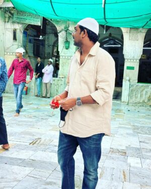 Zakir Khan Instagram - Mujhe Ajmer jaana tha show karne, sabne poocha dargah jaoge? 

Pata nahi kyun maine sabko jawab na mein hi diya. Show khatam karte hi Aachanak dil mein aane laga ki mujhe jaana hai. 

Maine suna tha ki aisi jagahon par khud nahi jaate ho, balki woh aapko bulate hain. 

Maine yeh hote hue dekha kal.