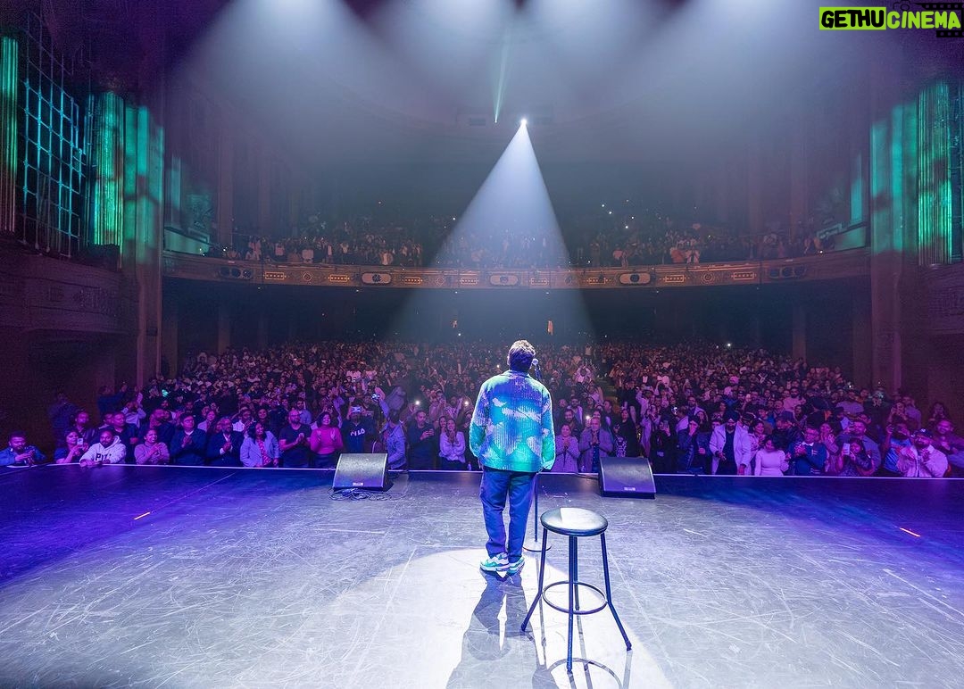 Zakir Khan Instagram - Rooh jaanti hai pehle se mile logon ko. Rooh ki yaadasht, jism ki yaadashat se kahin zyada muqammal hai. Rooh ke pass lafz nahi, zubañ nahi hai kuch kehne ko, Par woh rok leti hai jism ko, tumhare ass-pass hi kahin. bina kuch kahe, baat bhi hoti hai tumhari rooh ki, Meri rooh se. Nazar milti hai toh Iss qadar ka sukoon ki maano, jalti dhoop me kisi ne sharbat ki ghoont di ho. Faasle mulkon ke bhi ho, rokte nahi raabta apna. Mujhe toh khair utna yaad nahi ho tum, par rooh batati hai ki Rishta purana hai. Kyunki, Rooh jaanti hai pehle se mile logon ko. Zakir khan Palais Theatre