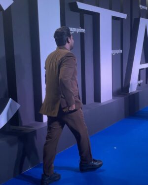 Zakir Khan Instagram - Meri auqaat mere sapno se itni baar haari hai, 

ki ab usne beech me bolna hi band kar diya hai.

stylist : @hinaloza05_ 

PS : Mujhe bahut sharam aati hai yaar photo ke time, mad respect to all the people jo photo ke time theek Se muh bana paate hain.