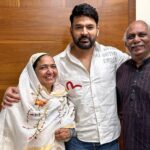 Zakir Khan Instagram - Peechle kuch mahino mein mai 2 bar @kapilsharma bhai se mila Aur ek shabd jo inn mulaaqaaton me bar bar mere zehen mein aaya woh tha “Riyaaz”. 10 saal lagatar ek show karna, aur bade bade logon se barabari ka qad rakhna aur mere jaise apne se chote logon ka bhi hath pakad kar barabar betha lene ke liye khud ke kaam par bahut saara riyaaz lagta hai. Aur sabse sunder laga inki mummy ka lagatar inke set par rehna. Yeh kaisa jadoo hai na? ki koi kahin bhi raha ho, kisi bhi jagah se aata ho. Par Maa hum sabki ek si kaise ho jaati hai. Peechle dino inki flim ke promotion wala video shoot ke baad inka mere mummy papa se milna mujhe humesha yaad rahega. Belated happy birthday @kapilsharma bhai