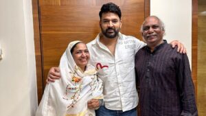 Zakir Khan Instagram - Peechle kuch mahino mein mai 2 bar @kapilsharma bhai se mila Aur ek shabd jo inn mulaaqaaton me bar bar mere zehen mein aaya woh tha “Riyaaz”. 

10 saal lagatar ek show karna, aur bade bade logon se barabari ka qad rakhna aur mere jaise apne se chote logon ka bhi hath pakad kar barabar betha lene ke liye khud ke kaam par bahut saara riyaaz lagta hai. 

Aur sabse sunder laga inki mummy ka lagatar inke set par rehna. 

Yeh kaisa jadoo hai na? 

ki koi kahin bhi raha ho, kisi bhi jagah se aata ho. Par Maa hum sabki ek si kaise ho jaati hai. 

Peechle dino inki flim ke promotion wala video shoot ke baad inka mere mummy papa se milna mujhe humesha yaad rahega. 

Belated happy birthday @kapilsharma bhai