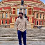 Zakir Khan Instagram - Apni hasiyat se bada sochte rehna chahiye, kya pata upper wala mann jaaye. #tathastu Royal Albert Hall