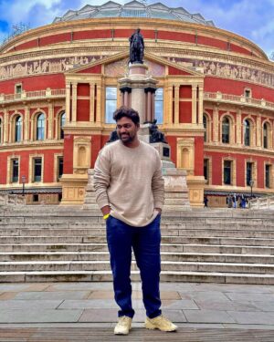 Zakir Khan Instagram - Apni hasiyat se bada sochte rehna chahiye, 

kya pata upper wala mann jaaye. 

#tathastu