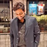 Zakir Khan Instagram - Hey! Yes you, the one from small town or middle class family or both. Yes the one Trying to make ends meet in this big city. Yahan tak pahunchna bhi badi baat hai dost! Dekho, humne Emarat toh oonchi bana li par neev toh kachche makaan wali haina. Isliye thoda bahut jhatka aata rehta hai beech beech me. Par chalta hai, koi baat nahi. Aane wali naslein yaad karengi ki koi tha jo ghar se nikla aur phir.... Sab badal gaya!!!