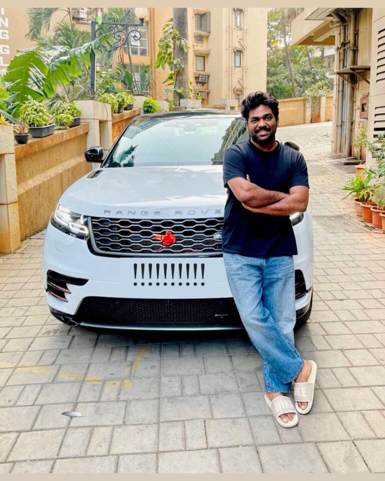 Zakir Khan Instagram - New beast in the house !!!!!! Congratulations bhai @zakirkhan_208 ❤️❤️Chalane wala toh me hi hu 😂😂😂😂😂 So congratulations to myself 🤪🤪🤪🤪🤪 Aur yaar chapal me kon Range Rover lene jata hai 🤦🏻‍♂️🤦🏻‍♂️🤦🏻‍♂️🤦🏻‍♂️ Mumbai, Maharashtra