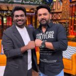 Zakir Khan Instagram – Aaj raat @kapilsharmashow pe milte hain. Happy new year in advance guys, baaki hum to cake kaatenge hi aaj. @kapilsharma paaji thank you for having us.

@aupmanyu 
@kushakapila
@be_a_bassi @archanapuransingh @rajivthakur007 
@kikusharda
@jassijasbir 
@richasharmaofficial 

PS1: It’s a big day for Indian Standup Comedy scene. Thank you all for supporting us. 

PS2: baki ka poora caption maine @be_a_bassi Se copy kiya hai. Photo bhi ussi ne bheji hain.