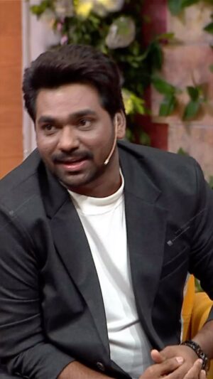 Zakir Khan Instagram - Aapko samjhein koi aisi koshish jaari hai, aapki inhi baaton pe harr ladki apna dil haari hain!❤️😍

Dekhiye #TheKapilSharmaShow, Shani-Ravi raat 9:30 baje, sirf #SonyEntertainmentTelevision par.

@kapilsharma @zakirkhan_208