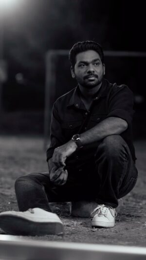 Zakir Khan Instagram - Tab ro liya karna jee bhar ke. 

Jab dimag kisi par bhi bharosa karna chhod de. 
Jab pardes ki hawa me saans lena bhi ruh ko khokhla karne lage.
Jab har baat mein ghat nazar aane lage. 
Jeetne par bhi sab kuch maat lagne lage. 

Tab ro liya karna jee bhar ke. 

Har woh shaks jisse apna samjha, woh khanjar liya peeth par chalane lage. 
Woh saare bhanvar, jinhe kinara samjhkar tumne apne langar daale they. 
Woh besharmi se tumko dubone lage . 

Tab, 
thoda ro liya karna jee bhar ke. 

Dhul kar naye ho jaoge.
bilkul waise jaise maa ne tayyar kiya ho tumhe school ke liye. Apne hathon se ballon ki side partition wali mang nikal kar. 

Utne hi masoom. 
Utne hi bhole. 
Utne hi naye. 

Tab ro liya karna jee bhar ke. 

29/12/14