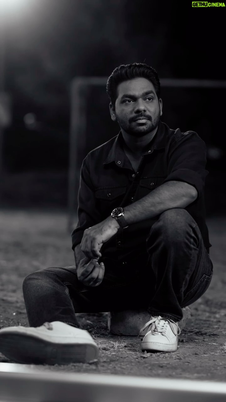 Zakir Khan - 1 Million Likes - Tab ro liya karna jee bhar ke.
Jab dimag kisi par bhi bharosa karna chhod de.
Jab pardes ki hawa me saans lena bhi ruh ko khokhla karne lage.
Jab har baat mein ghat nazar aane lage.
Jeetne par bhi sab kuch maat lagne lage.
Tab ro liya karna jee bhar ke.
Har woh shaks jisse apna samjha, woh khanjar liya peeth par chalane lage.
Woh saare bhanvar, jinhe kinara samjhkar tumne apne langar daale they.
Woh besharmi se tumko dubone lage .
Tab,
thoda ro liya karna jee bhar ke.
Dhul kar naye ho jaoge.
bilkul waise jaise maa ne tayyar kiya ho tumhe school ke liye. Apne hathon se ballon ki side partition wali mang nikal kar.
Utne hi masoom.
Utne hi bhole.
Utne hi naye.
Tab ro liya karna jee bhar ke.
29/12/14