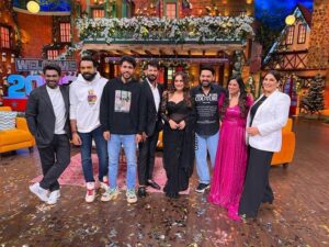 Zakir Khan Instagram - Aaj raat @kapilsharmashow pe milte hain. Happy new year in advance guys, baaki hum to cake kaatenge hi aaj. @kapilsharma paaji thank you for having us.

@aupmanyu 
@kushakapila
@be_a_bassi @archanapuransingh @rajivthakur007 
@kikusharda
@jassijasbir 
@richasharmaofficial 

PS1: It’s a big day for Indian Standup Comedy scene. Thank you all for supporting us. 

PS2: baki ka poora caption maine @be_a_bassi Se copy kiya hai. Photo bhi ussi ne bheji hain.