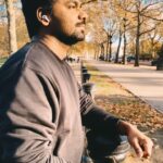 Zakir Khan Instagram - Bro photo me aisa lagna chahiye ki mai bahut akela hoon aur mere pass koi nahi hai. Par tu sirf close up wali photo hi leta reh. PC: @manuvijayan27