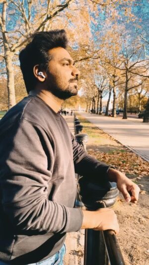 Zakir Khan Instagram - Bro photo me aisa lagna chahiye ki mai bahut akela hoon aur mere pass koi nahi hai. Par tu sirf close up wali photo hi leta reh. 

PC: @manuvijayan27