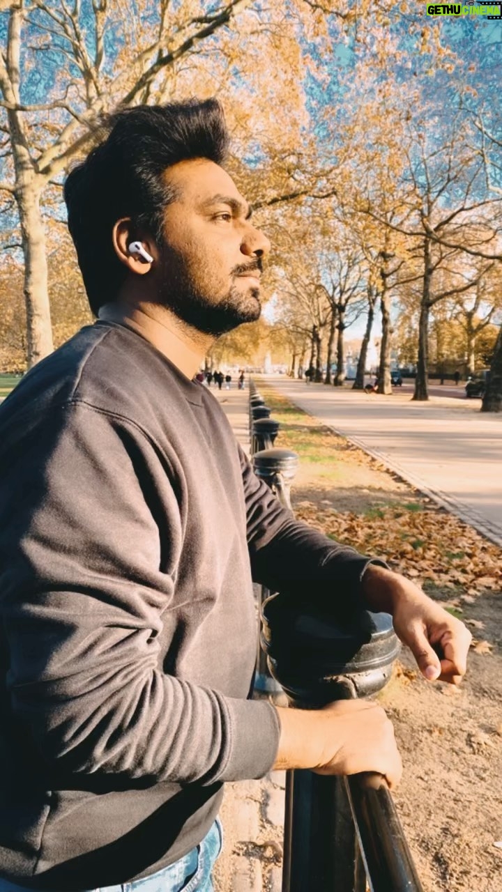 Zakir Khan - 444.1K Likes - Bro photo me aisa lagna chahiye ki mai bahut akela hoon aur mere pass koi nahi hai. Par tu sirf close up wali photo hi leta reh.
PC: @manuvijayan27