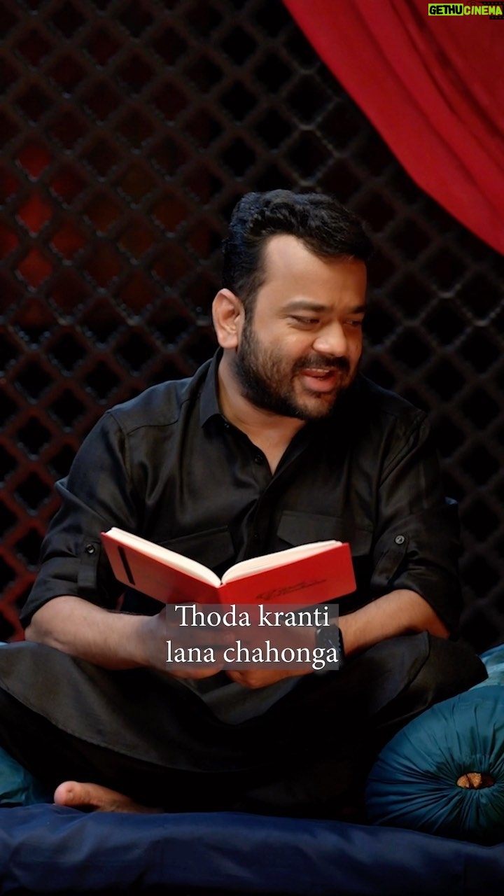 Zakir Khan Instagram - Koi kahe ki humare @amazonminitv wale #farzimushaira me choti aur faltu baatein hoti hain toh usse yeh clip bhej dena.