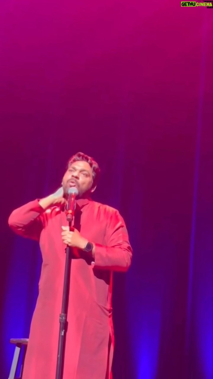 Zakir Khan - 405.9K Likes - Khazane loot rahe they maa baap ki chaav meβ¦..