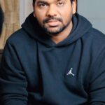 Zakir Khan Instagram - बड़े घर के बेटे हैं, लेटे हैं तो लेटे हैं, लेटे लेटे पंखा बंध चालू करो बेहतरीन @atomberg fans के साथ #atomberg #whynot #smartfans #smartbldcfans #Collab
