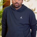 Zakir Khan Instagram - Also agar Indian kapde pehen kar aaoge toh mai aapko dil se dua dunga! #usa🇺🇸 #tour #sakhtarmy