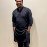 Zakir Khan Instagram – Chand Jisse apni saari qaynaat maan kar deewana hua phirta raha. Usse kabhi yeh ehsaas hi Nahi hua ki woh dharti, khud kissi Suraj Ke prem me parikrama karti phir rahi hai. 

Ek Chandrama hai jiske liye dharti hi prem hai, shayad usse bhitar se maloom hai ki woh dharti ka hai par dharti uski nahi. Magar phir bhi woh rukta Nahi, thakta nahi. Ishq me bahut zor hota bas yahi khud ko keh kar woh kisi karishme Ke intazaar me apni saari zindagi guzaar raha hai. 

Ek dharti hai jisse chandrama ka prem pyara toh hai. Magar uska ishq usse suraj ird gird ghumne par mujboor karta hai, yeh aisi lachari hai jiske bare me usse khud maloom tak nahi hoga. Chand ki mahobbat aachi hai phir bhi woh Suraj Ke teesre ghere me hi khud ko jayada mukammal mehsus karti hai. 

Aur ek Suraj hai, jiski tanhai ka andaza ass-pass ghumte deewano se Nahi lagaya ja sakta. Uske Apne hi virah ka taap Itna tez hai ki woh khud jo jalta hi hai aur nazeek aata koi bhi zulas sakta hai. Uske ghere sabko Sath rakhte hai par pass koi Nahi aata. Bhetar ki aag bas wahi janta hai. 

Hum sab, sab hai. 

Kahin par Chand. 

Kahin par dharti. 

Aur kisi Ke liye Suraj. 

Apni tarah se sab adhure hai, apni tarah se sab poore hai.