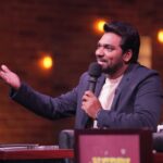 Zakir Khan Instagram – Guys Maine pata kar liya
hai!!!! 

“Yeh thode paise aane se
insaan theek deekhne
lagta hai” 

wali baat sach hai.