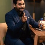 Zakir Khan Instagram – Duniya ki sabse zaruri cheez batane ja rahe hai apne @zakirkhan_208 bhai, zara gaur farmaiye 😌

#ComicstaanOnPrime S3, watch now