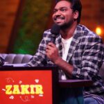 Zakir Khan Instagram – @comicstaan is one of the most enriching experience of my life. 

Bahut kuch seekhne milta hai, bahut kuch apne sath ke logon ko batane ka mauka milta hai. 

Aapko waqt mile toh zaroor dekhiyega @primevideoin par. 

Aache kapde by @hinaloza05_