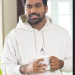 Zakir Khan Instagram – Ye uncle abhi tak apne seat se nahi hile hai, @urbancompany ke  professional ko bulao

#HaircutMatlabUCHaiNaYaar