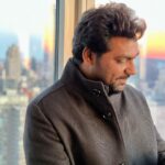 Zakir Khan Instagram – Mere do- char khwab hai,
jinhe mai asma se door chahta hoon.
zindagi chahe gumnaam rahe,
Par maut mai mashoor chahta hoon.
Zakir Khan Brooklyn, New York