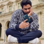 Zakir Khan Instagram - Tumhe bahut yaad karta hoon mai. apne-aap hi dhyaan chala jaata hai, tumhari kahi kisi baat par. Ya yaad aa jaati hai, koi choti si kahani jo apne bachpan ki sunai thi tumne. Phir inhi baaton ko jod-tod ke kuch naya hi samjh leta hoon tumhare bare me, thoda aur. Aaj jab tumhe mai soch raha tha Tabhi kuch nayi cheeze Samjh aayi, tumhare baare me. Ki jaise…. Tumhe subha jagane ke liye hi suraj roz nikalta hai. Badal Iss duniya me isiliye hain ki Kahin uss Suraj ki dhoop, tumhe tez na lagne lage. Jab tum din bhar ke kaam se thakne lagti ho toh raat aa jaati hai. chand aur taare sajane lagti hai sirf tumhe deekhane ke liye. Suraj bhi tumhara, badal bhi, Chand bhi, taare bhi, Aur raat bhi Yeh sab kuch tumhare hain waise toh. Par Inn sabse fursat mile, toh tum mujhe ek phone kar lena. Kyunki.. Tumhe bahut yaad karta hoon mai. Louvre Museum