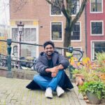 Zakir Khan Instagram - Kabhi-kabhi sochta hoon, Woh sab kuch bata dun tumko, Jo duniya ke baare me samajh liya hai maine. Phir sochta hoon ki kya hi zarurat hai, Tumhe woh sab janne ki, samajhne ki. Kyunki… Hum dono ke hisse ka sab samajh liya hai maine, Aur kuch tumhe pehle se maloom hai.. Ki jaise chand par ek buddhi aurat rehti hai. 24 Dec ki raat ko, Santa Claus sach me aata hai. Aur chidiya aur chide ki shaadi ki wajah se hi dhoop me barish hoti hai. Iske alawa bhi kuch choti choti baatein hain, par tumhara unse kya wasta. Waise bhi Pariyan aasman ki khabar rakhti hain, Zameen ke jhanjhat me nahi padti. Tum toh yeh batao ki yeh suit kahan se kharida tumne ? Kabhi-kabhi sochta hoon, Woh sab kuch bata dun tumko, Jo duniya ke baare me samajh liya hai maine. Amsterdam, Netherlands