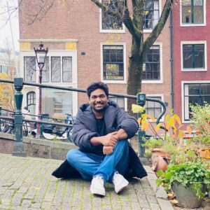 Zakir Khan Instagram - Kabhi-kabhi sochta hoon, 
Woh sab kuch bata dun tumko, 
Jo duniya ke baare me
samajh liya hai maine. 

Phir sochta hoon ki kya hi zarurat hai, 
Tumhe woh sab janne ki, samajhne ki. 

Kyunki… 

Hum dono ke hisse ka sab samajh liya hai maine, 

Aur kuch tumhe pehle se maloom hai.. 

Ki jaise chand par ek buddhi aurat rehti hai. 

24 Dec ki raat ko, Santa Claus sach me aata hai. 

Aur chidiya aur chide ki shaadi ki wajah se hi dhoop me barish hoti hai. 

Iske alawa bhi kuch choti choti baatein hain, 
par tumhara unse kya wasta. 

Waise bhi Pariyan aasman ki khabar rakhti hain, 

Zameen ke jhanjhat me nahi padti. 

Tum toh yeh batao ki yeh suit kahan se kharida tumne ? 

Kabhi-kabhi sochta hoon, 
Woh sab kuch bata dun tumko, 
Jo duniya ke baare me
samajh liya hai maine.
