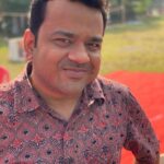 Zakir Khan Instagram - Kisi aur ke kaam me aise saath dena ki maano khud ka hi kaam ho. Kisi ke ghar mein aise rehna ki ghar waale bete jaisa pyaar karne lage. Logon ki zarurat par khade rehne ka hunar aur waqt par saath khade rehne ki samajh sabke bas ki nahi hoti hai. Par inn saari khoobiyon se Allah ne @randomvarun ko nawaza hai. Behad zaheen(intelligent) aur har-dil-Azeez insaan. jisne apne ghar ke financial haalaat, apne neeji zindagi ki mushkilein, apne pita ki maansik bimari (Schizophrenia) ko apni kamzori nahi banne diya. Yeh bhi kya kamaal hai ki baat hai jiss insaan ko usska poora khandan aur samaaj uski bimari ki wajeh se kam dimaag ka samajhte ho- aaj uska beta hindustan ke sabse padhe likhe samajhdar logon me se ek hai. Yeh kahani unki hain aur shayad unhe hi kehni chaiye par jaise insaan woh hain , mujhe lagta nahi woh khud se yeh kabhi keh payenge … isliye unki izzazat leke main keh raha hu I know I am late to the party par Belated happy Birthday kumar varun, I love you bhai.