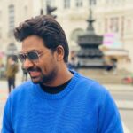 Zakir Khan Instagram - Azaab ye bhi kisi aur par nahin aaya, ki ek umr chale aur ghar nahin aaya. - Iftikhar Arif 📸 @lallu.mallu Piccadilly Circus