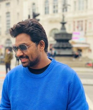 Zakir Khan Instagram - Azaab ye bhi kisi aur par nahin aaya,
ki ek umr chale aur ghar nahin aaya. 
- Iftikhar Arif

📸 @lallu.mallu