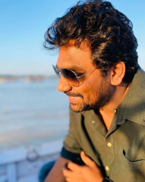 Zakir Khan Instagram - Zamana aa gaya ruswaiyon tak, 
tum nahi aaye. 
Jawani aa gayi tanhaaiyon tak, 
Tum nahi aaye. 

Kisi ko dekhte hi aapka aabhas hota hai. 
Nigahein aa gayi parchaiyon tak,
Tum nahi aaye. 

Written by: Balbir Singh Rang(1919-1984)