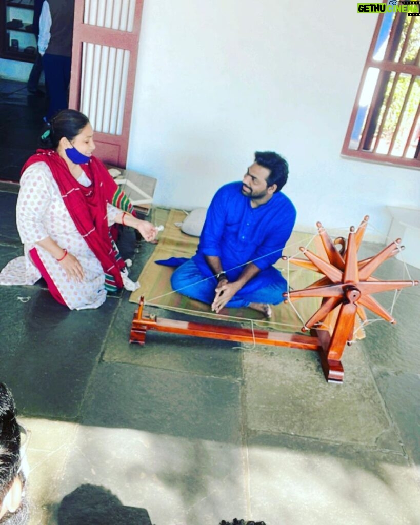 Zakir Khan Instagram - I visited Gandhi Ashram on my last Ahemdabad visit. Aacha laga, tum bhi zaroor jaana. Mahatma Gandhi Ashram साबरमती Sabarmati अहमदाबाद Ahmedabad Gujarat