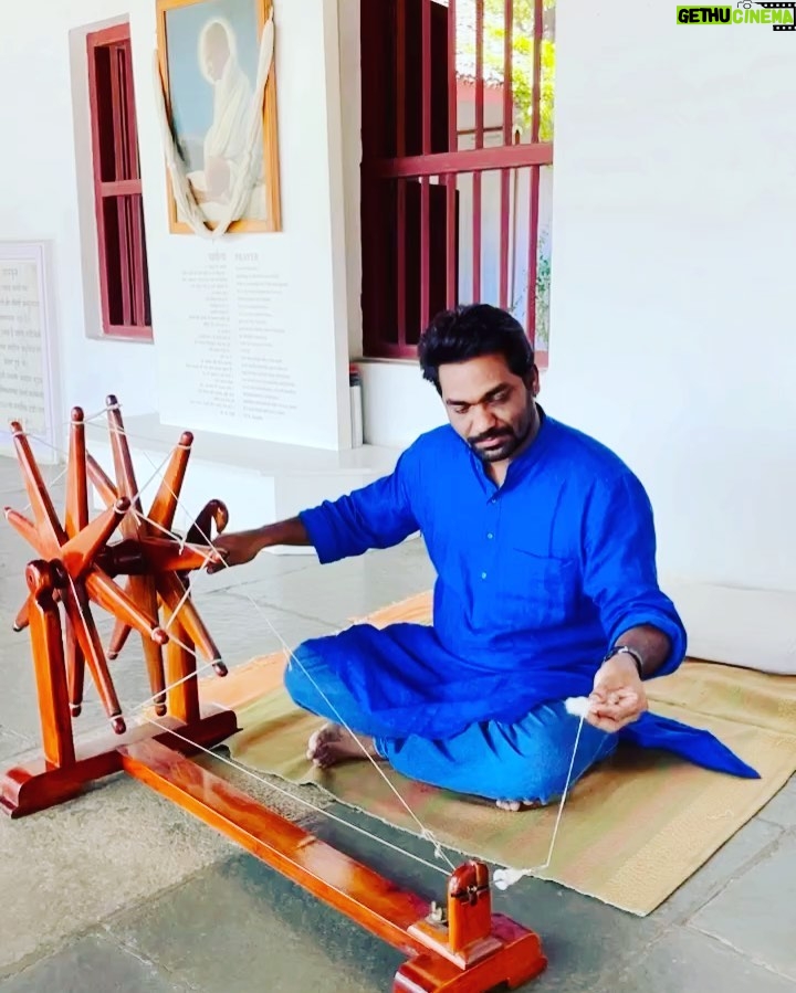 Zakir Khan Instagram - I visited Gandhi Ashram on my last Ahemdabad visit. Aacha laga, tum bhi zaroor jaana. Mahatma Gandhi Ashram साबरमती Sabarmati अहमदाबाद Ahmedabad Gujarat