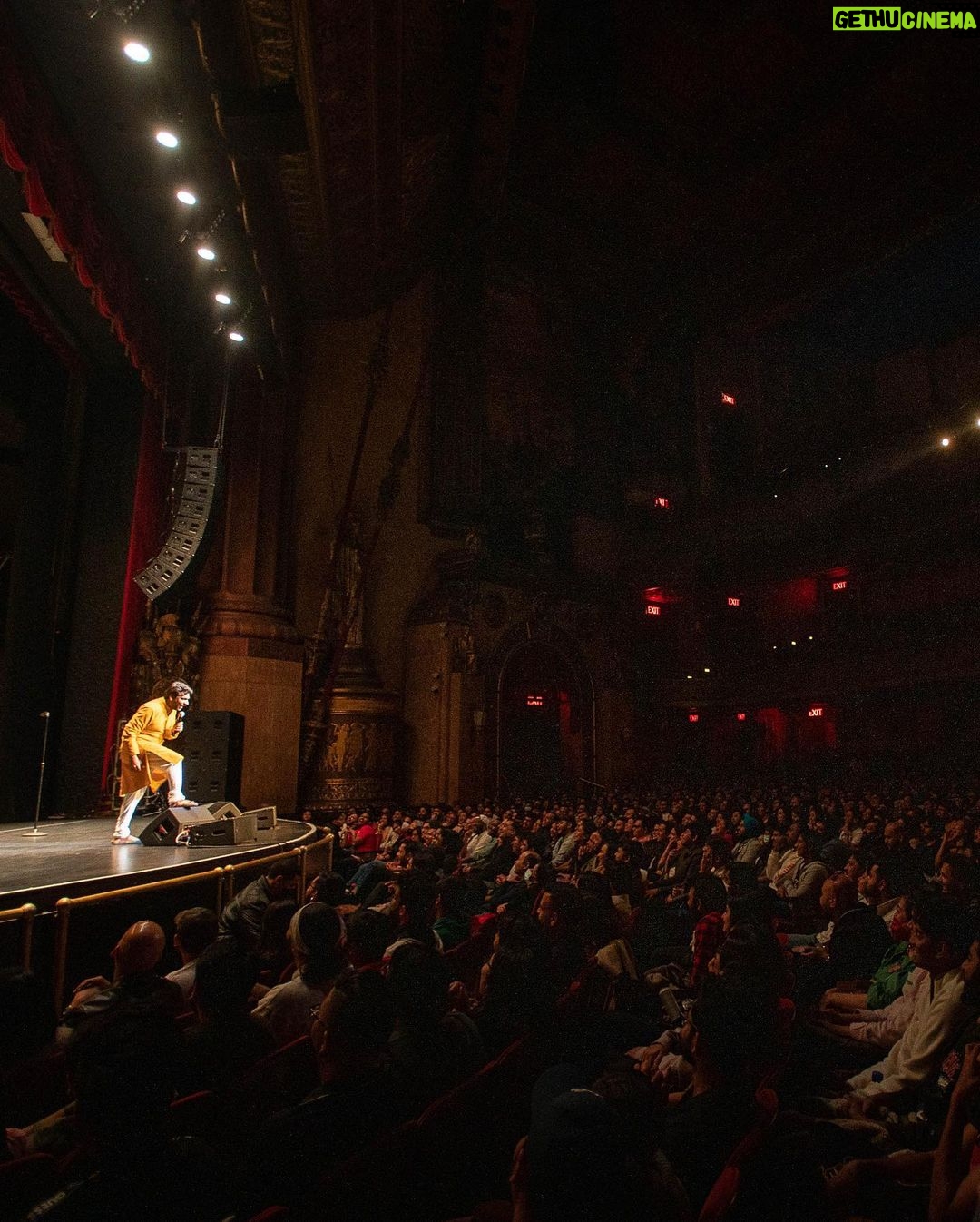 Zakir Khan Instagram - It was so overwhelming to play The Beacon Theatre ๐ญ in NYC last month. Aap sabka pyar aur Aashirwad aise hi banaye rakhiyega. ๐ To every middle class kid who wants to dream big. โMaine kar ke dekh liye hain, ho jaata hai. Aajao!โ #tathastu #umeed #zakirkhan