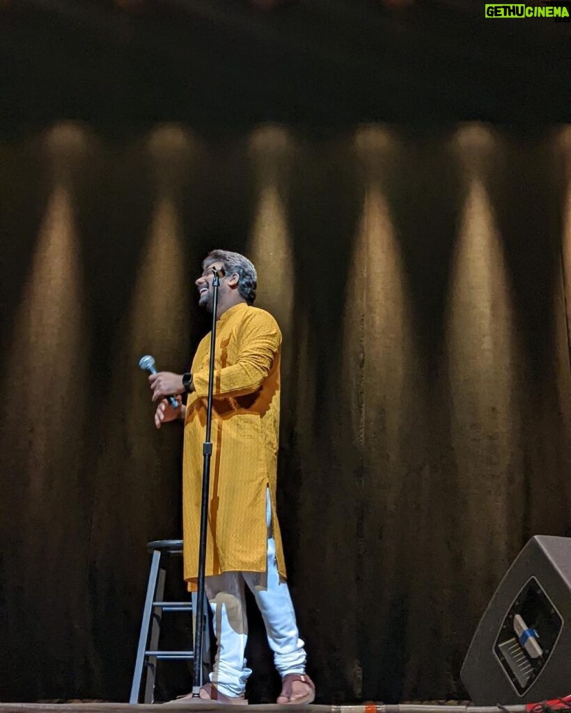 Zakir Khan Instagram - It was so overwhelming to play The Beacon Theatre 🎭 in NYC last month. Aap sabka pyar aur Aashirwad aise hi banaye rakhiyega. 🙏 To every middle class kid who wants to dream big. “Maine kar ke dekh liye hain, ho jaata hai. Aajao!” #tathastu #umeed #zakirkhan